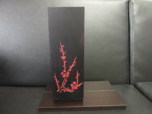 《中古》 一輪挿しの花瓶(木製) 茨城県水戸市：市の木 梅デザイン 1996年の贈答品 フラワーアレンジメント インテリア