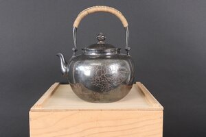 【珍品堂】1円から　純銀　急須　やかん　細密花彫　木箱　在銘有　時代物　美品上品　古美術　骨董品　高約19㎝　幅約16㎝　重量509g