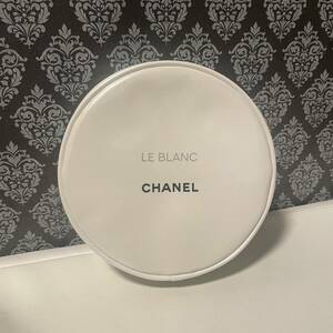 CHANEL　ノベルティ　ポーチ　ラウンド 白　光沢　エナメル　新品　光沢