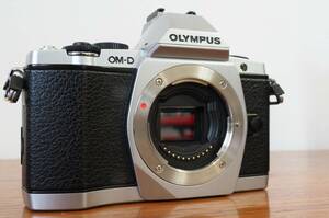 オリンパス OLYMPUS OM-D E-M5 シルバー ボディ 