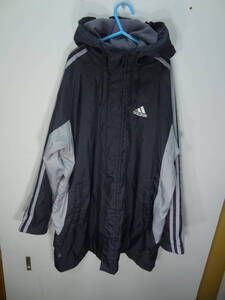 全国送料無料 アディダス adidas 子供服キッズ男&女の子黒Xシルバー色 裏フリース中綿パーカー付きサッカー等スポーツコート140(着丈75cm）