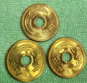 昭和58年5円未使用クラス3枚組です。