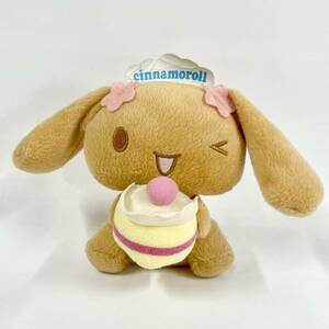 サンリオ シナモロール ケーキを持った ウインク モカ ぬいぐるみ ドール 2006非売品 景品 おやつタイム シリーズ ブリム? カチューシャ？