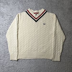 フレッドペリー　FRED PERRY ニット セーター Vネック アランニット　編み込み　ベージュ　ワンポイント刺繍　ロゴ刺繍　ユニセックス