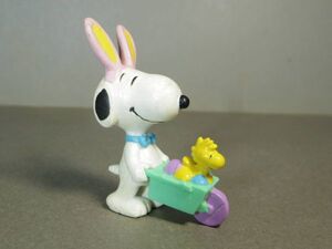 ピーナッツ スヌーピー PVCフィギュア イースターバニー ウッドストックと手押し車 ピンク Snoopy Peanuts