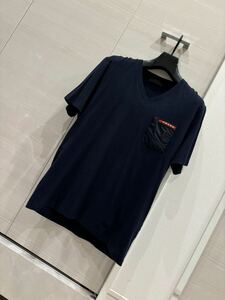 美品 送料無料 プラダ PRADA 2018 Vネック Tシャツ 胸ポケット ロゴマーク サイズ表記 M 半袖 カットソー 