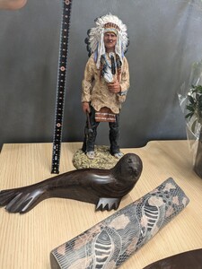 DANIEL MONFORT作★西洋彫刻 陶器人形 ネイティブアメリカン スー族の酋長像 SIOUX CHIEF　置物 置物　アザラシ　アメリカ土産