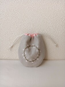 ハンドメイド　手刺繍　巾着小　生成りリネン　薄いピンクの花リース