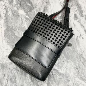 【極美品】Christian Louboutin クリスチャンルブタン ベンチリポーター ボディ ショルダーバッグ サコッシュ スパイクスタッズ メンズ