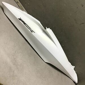 m4-8 ホンダ PCX125 JF28 サイドカバー　リア　右　純正部品