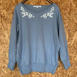 美品 UNTITLED アンタイトル　日本製　Vネックセーター　薄手セーター　刺繍　トップス 979