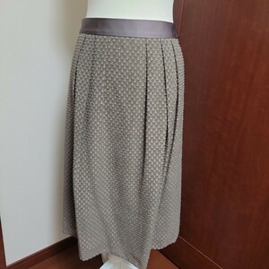 リフレクト　11号 スカート　グレージュ織模様光沢のある織模様が美しいリフレクトのスカートです。