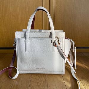 サルヴァトーレ フェラガモ Salvatore Ferragamo ハンドバッグ エイミー レザー ガンチーニ 白　ショルダーストラップあり