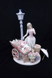 ◆LLADRO リヤドロ 花の街角 専用ケース付き◆ガラスケース/置物/陶器製/インテリア/消費税0円