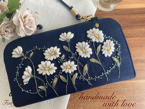 ハンドメイド◇手刺繍◇マーガレット◇ラウンドファスナー　長財布　ショルダー　お財布バッグ◇リネン100％◇刺繍◇財布◇花