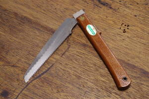 キャンプに　木製柄　小さなステンレス折込鋸　ポケットサイズ　全長約30センチ　アウトドア　薪割り　ナイフ　ノコギリ　レトロ