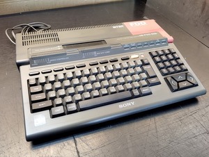 【A-1734】ソニー SONY HB-F1XD MSX2 本体 【ジャンク・通電確認のみ】 カセット2本付き パーソナルコンピューター