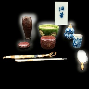 【A0239】美品!茶道具一式 洞華 漆器 茶箱 香合 茶碗 茶杓 茶筅 瓢箪 棗 茶匙(牙) 振出 茶筅入 羽箒 茶道具 茶器 煎茶道具 抹茶 時代物