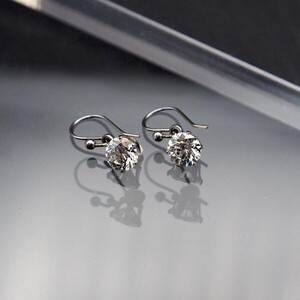 Vari モアサナイト 0.8ct　揺れる　フックピアス　ステンレス