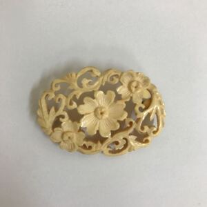 36704-5 1004Y アクセサリー 彫刻細工　ブローチ　※ブローチの金具破損あり