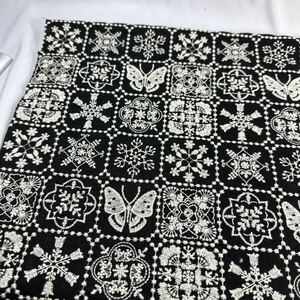 刺繍・シーチング.リネン生地・幅138ｃｍ×50ｃｍ・黒地.格柄.