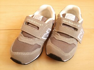 新品new balance*子供用16cmスニーカー*未使用ニューバランス*送料無料キッズ*灰色グレー