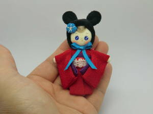 小さな 着物人形　　ミニチュアドール　　 ブライスのお友達　　リカちゃんのお友達　 和風　　着ぐるみ　 黒　赤の着物