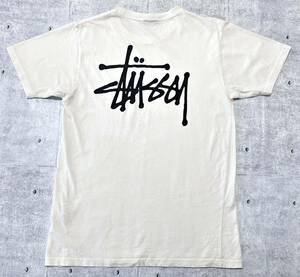 STUSSY 背中ビッグロゴ 両面プリント 白 半袖 Tシャツ ステューシー　　Sサイズ ユニセックス 男女兼用 胸ロゴ ストリート サーフ 柳9457