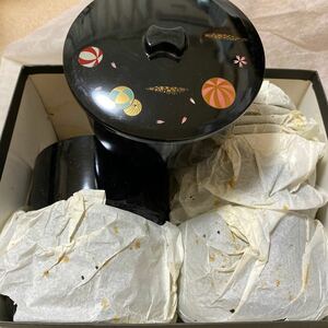 ☆蓋付きお椀　5個セット（2個used、3個未使用）　漆塗りかプラスチックか素材不明です　経年品　長期保管品☆