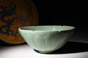 ☆百合☆龍泉窯　青磁鉢　草花紋　連弁紋　径約21.4ｃｍ　(検）馬蝗絆 青磁 鉢 唐物 中国美術 骨董品