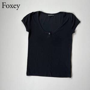 FOXEY NEW YORK フォクシーニューヨーク カットソー Tシャツ　トップス　Uネック 半袖シャツ　ロゴ　フォクシーロゴ レディース