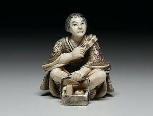 【心】k306 マンモス根付 　　一人酒 　　在銘（検：提げ物/緒締め/帯留め/Netsuke）