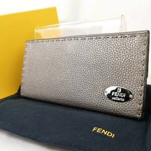 A Φ【商品ランク:B】 フェンディ FENDI ロゴメタル レザー 長財布 ウォレット 小銭入れあり 9カードポケット 銀 シルバー系 