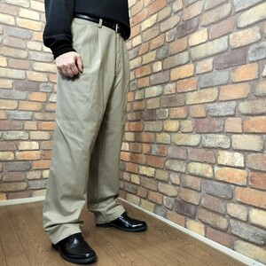 CP1-004【DOCKERS】BIGサイズ クラシックフィット 2タック スラックス【W38 メンズ XL】【モデル175cm】ベージュ チノパン 古着 USA買付品