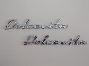 [1セットのみ]フィアット 500(Fiat500) 向け フロントフェンダー左右用「DOLCEVITA」メタルバッジ 左右分 本体色：シルバー