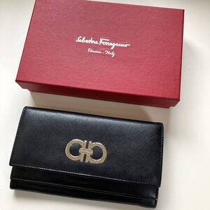 Salvatore Ferragamo　フェラガモ　ガンチーニ　長財布　箱付き　レディース